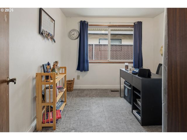 6777 OAKRIDGE Dr, Gladstone, OR 97027