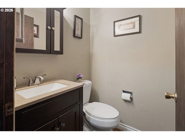 6777 OAKRIDGE Dr, Gladstone, OR 97027