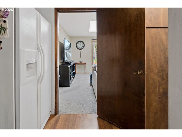 6777 OAKRIDGE Dr, Gladstone, OR 97027