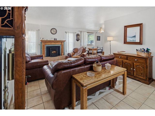 6777 OAKRIDGE Dr, Gladstone, OR 97027