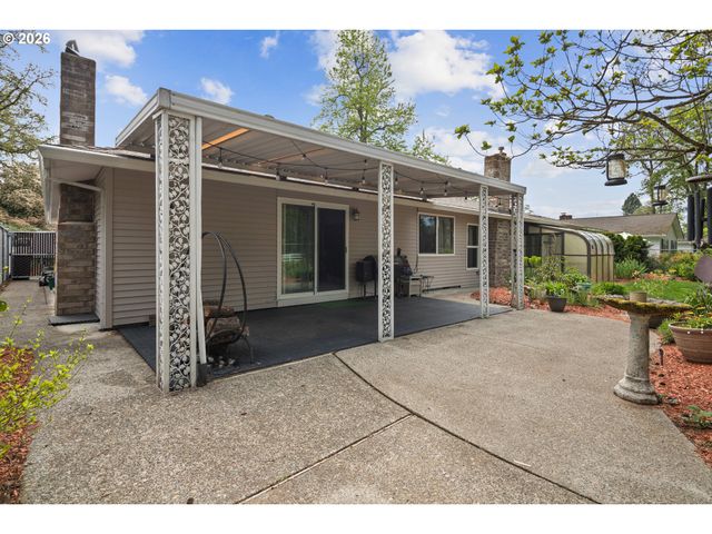 6777 OAKRIDGE Dr, Gladstone, OR 97027