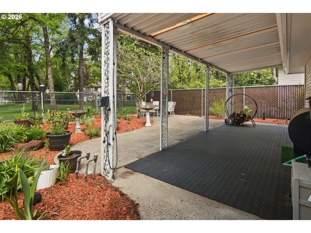 6777 OAKRIDGE Dr, Gladstone, OR 97027