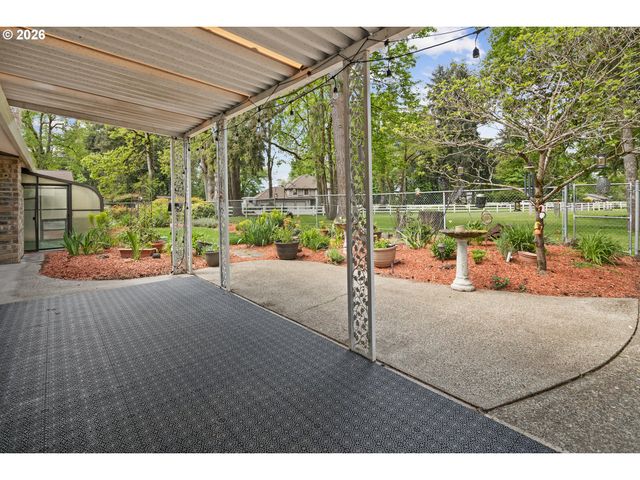 6777 OAKRIDGE Dr, Gladstone, OR 97027