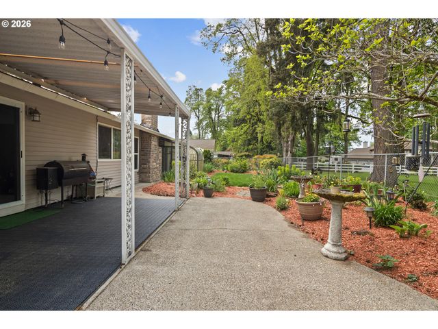 6777 OAKRIDGE Dr, Gladstone, OR 97027