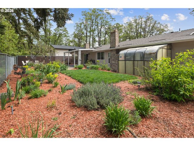 6777 OAKRIDGE Dr, Gladstone, OR 97027