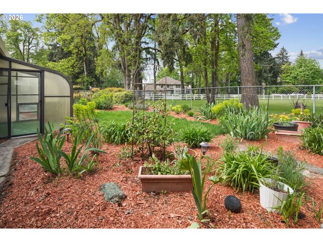 6777 OAKRIDGE Dr, Gladstone, OR 97027