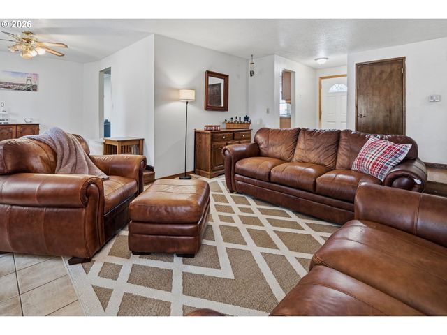 6777 OAKRIDGE Dr, Gladstone, OR 97027