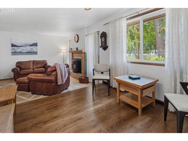 6777 OAKRIDGE Dr, Gladstone, OR 97027