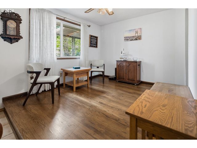 6777 OAKRIDGE Dr, Gladstone, OR 97027