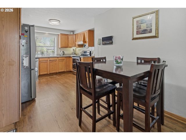 6777 OAKRIDGE Dr, Gladstone, OR 97027