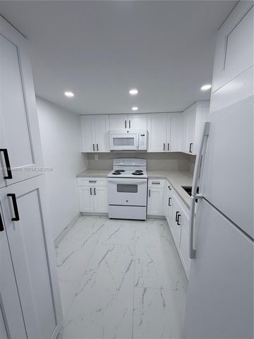 9365 Fontainebleau Blvd E218, Miami, FL 33172