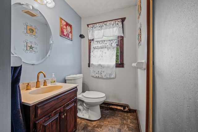 17 George Loomis Rd, Southwick, MA 01077