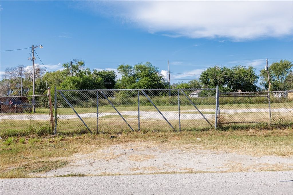 0 Avenue B W, Robstown, TX 78380