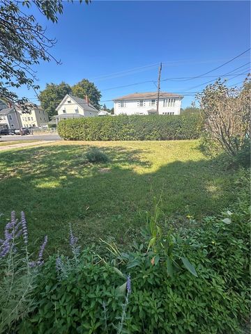 15 E Earle Street, Cumberland, RI 02864