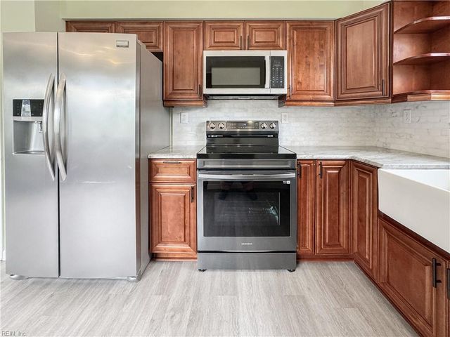 3901 Quartz LN, Virginia Beach, VA 23456