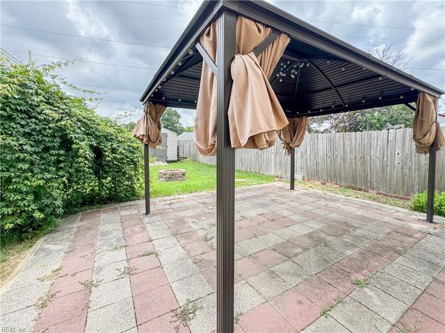 3901 Quartz LN, Virginia Beach, VA 23456