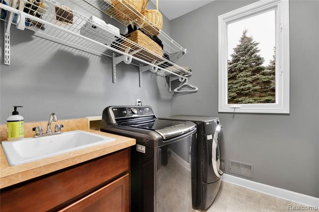 192 Greenan Lane, Orion Twp, MI 48362