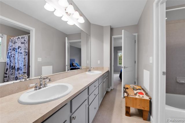 192 Greenan Lane, Orion Twp, MI 48362