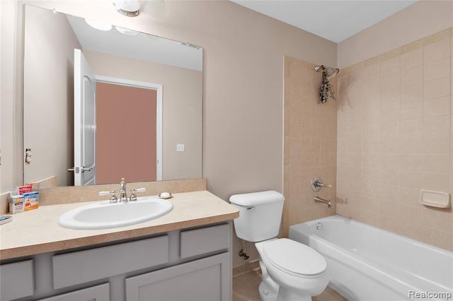 192 Greenan Lane, Orion Twp, MI 48362