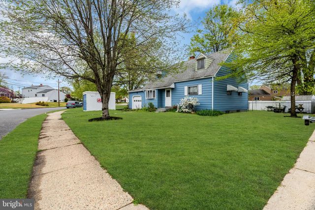 15 FRANCINE DR, Trenton, NJ 08610