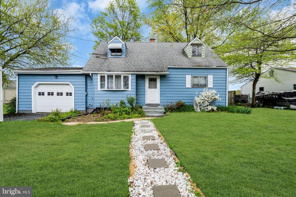 15 FRANCINE DR, Trenton, NJ 08610