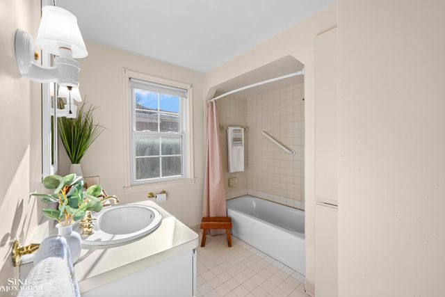 419 Maison Road, Grosse Pointe Farms, MI 48236