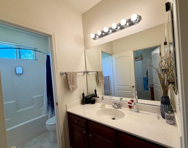 3200 Mont Cliff Ct, Modesto, CA 95355