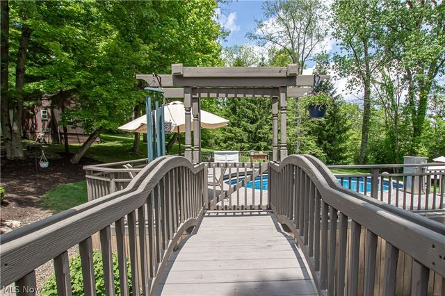 77 Carr Road, Hinckley, OH 44233