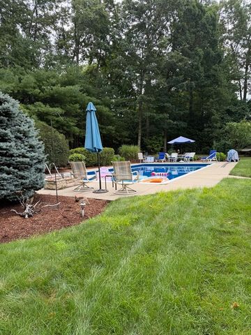 29 W Colonial Rd, Wilbraham, MA 01095