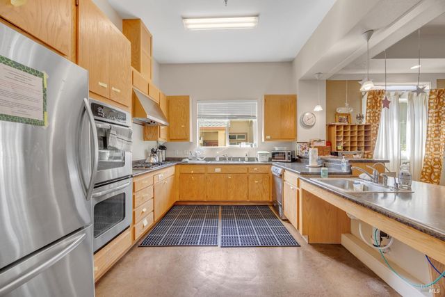 455 Sequoia Ln, Sebastopol, CA 95472