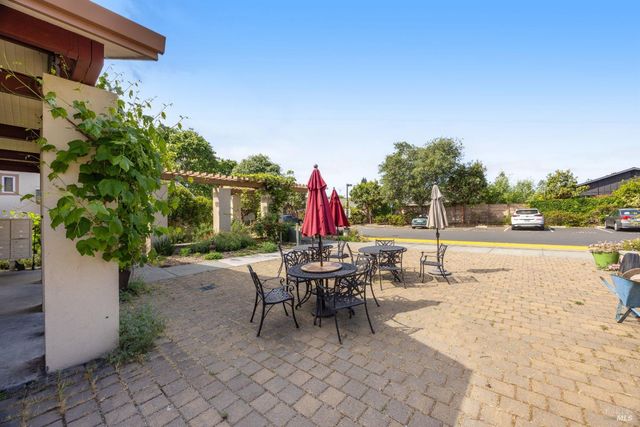 455 Sequoia Ln, Sebastopol, CA 95472