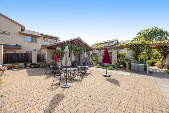 455 Sequoia Ln, Sebastopol, CA 95472