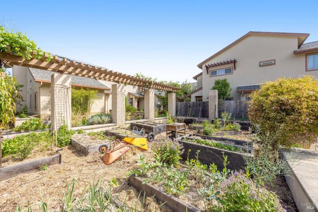 455 Sequoia Ln, Sebastopol, CA 95472