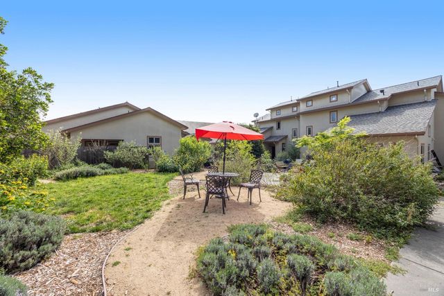 455 Sequoia Ln, Sebastopol, CA 95472