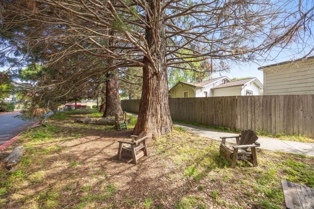 455 Sequoia Ln, Sebastopol, CA 95472