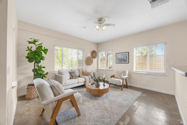 455 Sequoia Ln, Sebastopol, CA 95472