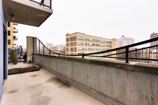 1122 W Catalpa Avenue 402, Chicago, IL 60640