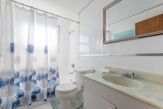 8 Siren St, Winthrop, MA 02152