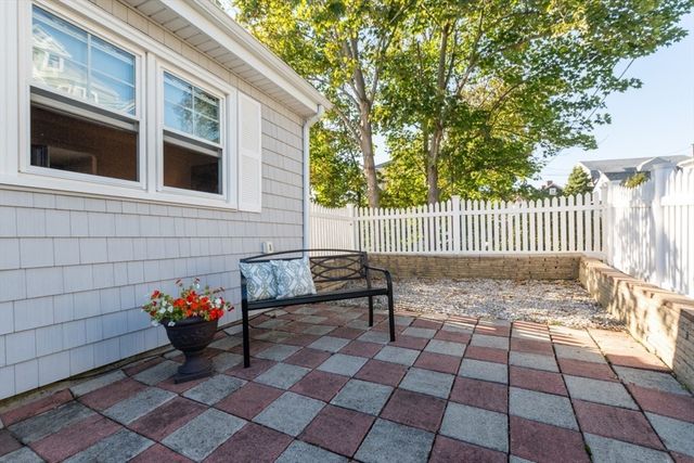 8 Siren St, Winthrop, MA 02152