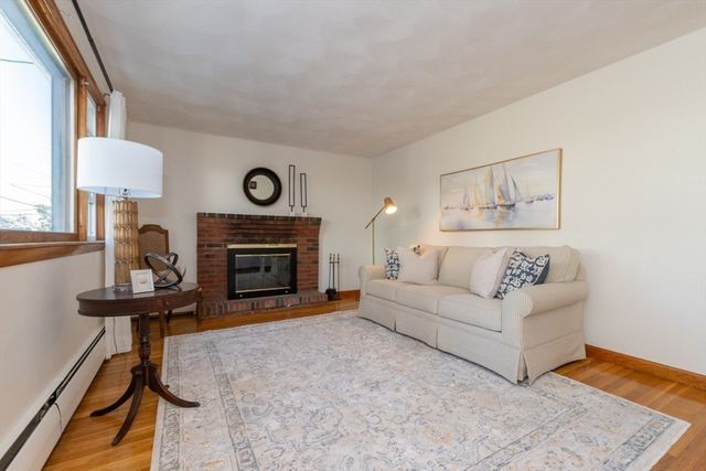 8 Siren St, Winthrop, MA 02152