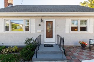 8 Siren St, Winthrop, MA 02152