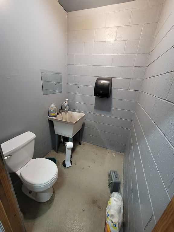 Image 12 of property listing at 303 E Poplar Street, Odin, IL 62870