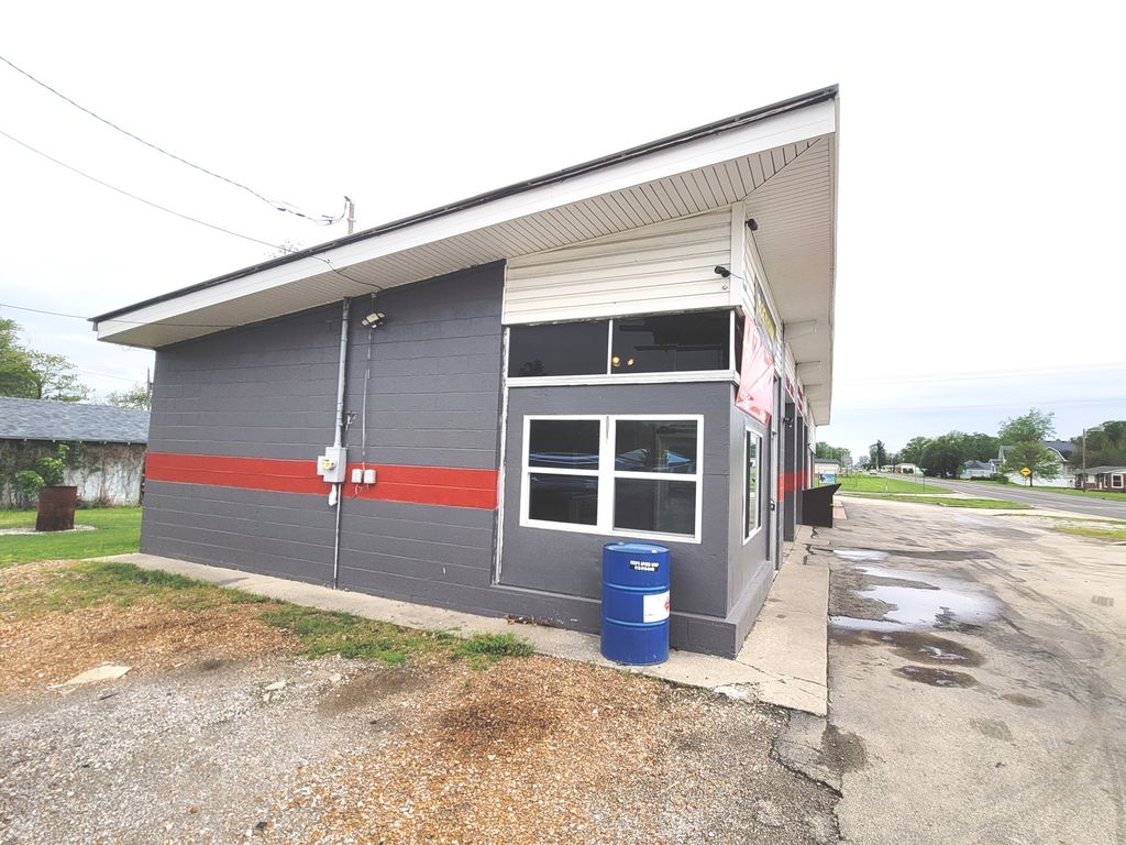 Image 31 of property listing at 303 E Poplar Street, Odin, IL 62870