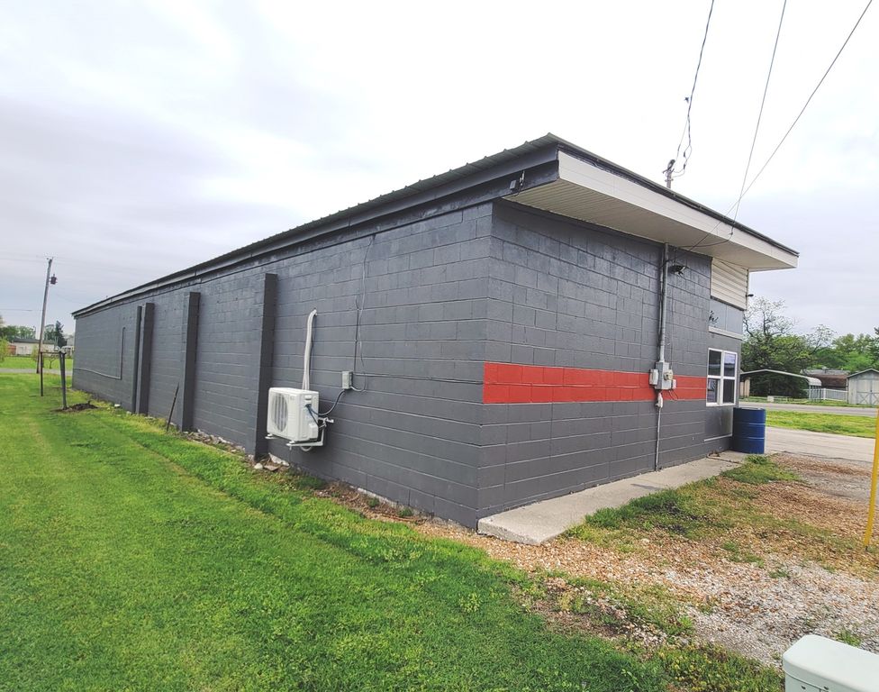 Image 32 of property listing at 303 E Poplar Street, Odin, IL 62870