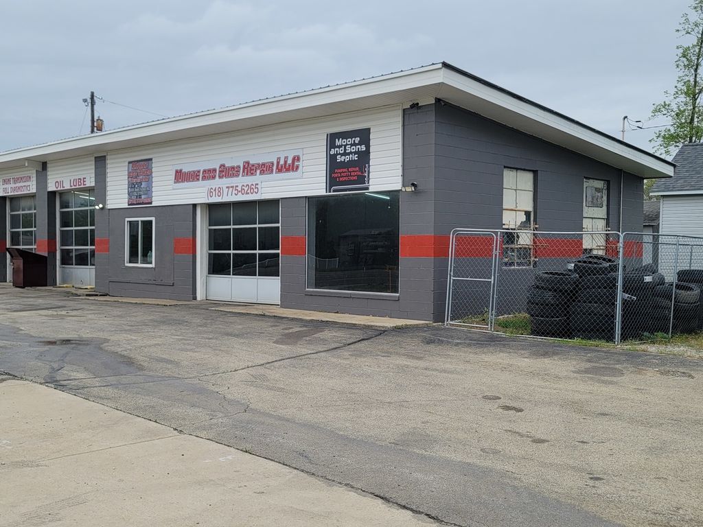 Image 36 of property listing at 303 E Poplar Street, Odin, IL 62870