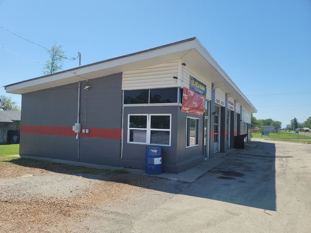 Image 43 of property listing at 303 E Poplar Street, Odin, IL 62870