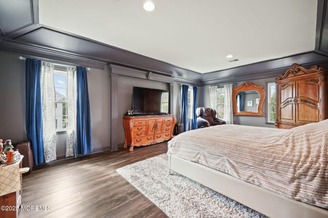 16 Stream Bank Drive, Freehold, NJ 07728