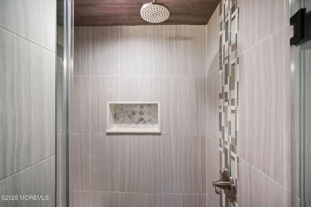 16 Stream Bank Drive, Freehold, NJ 07728