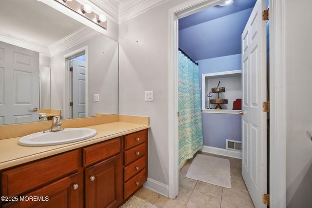 16 Stream Bank Drive, Freehold, NJ 07728