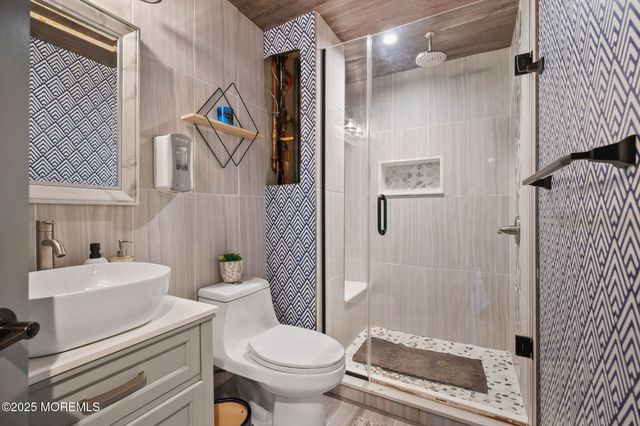 16 Stream Bank Drive, Freehold, NJ 07728